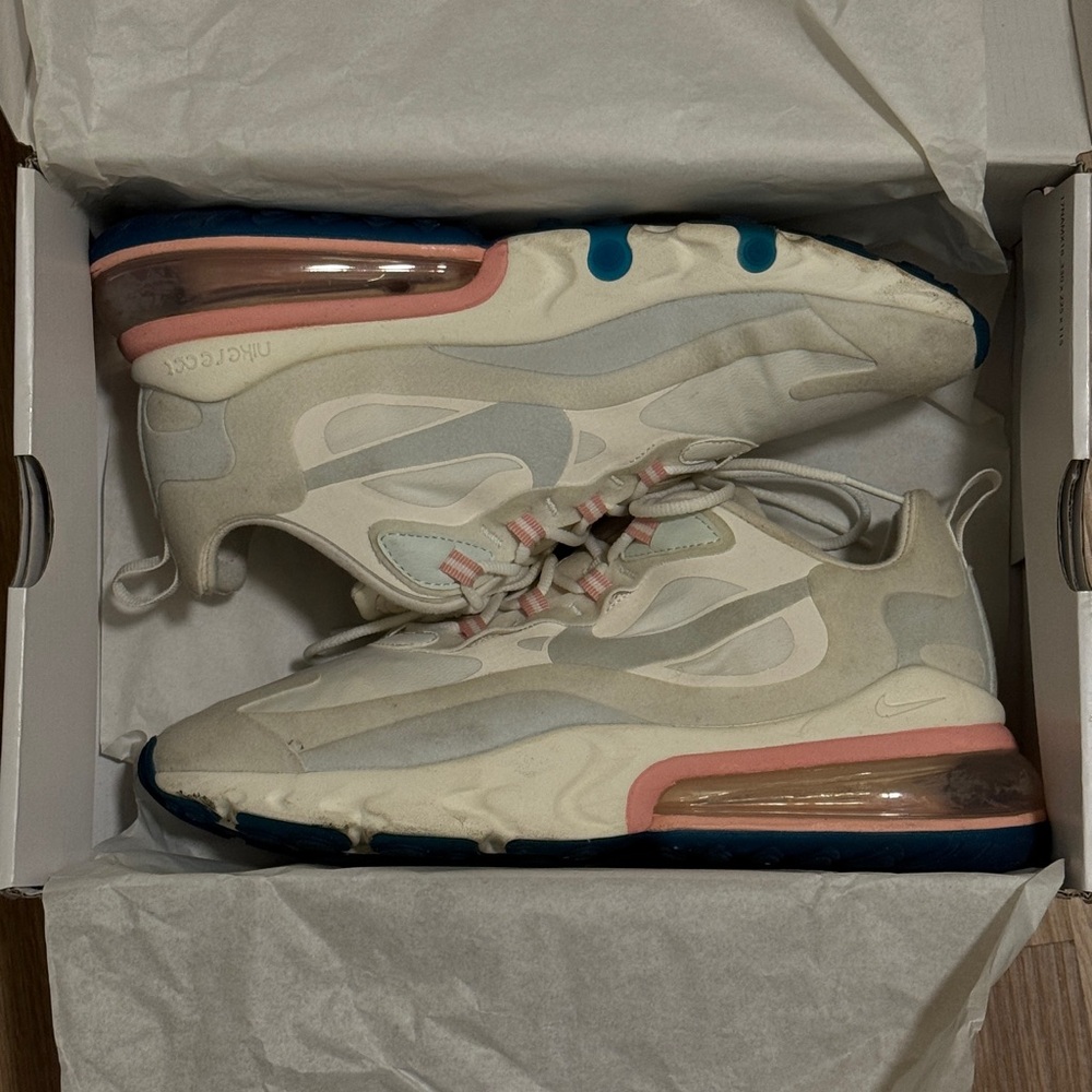 Men’s AIR MAX 270 REACT Size 9
SUMMIT WHITE/GHOST AQUA